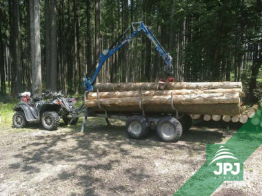 Švédská vyvážečka Avesta Vagnen MS 48 a čtyřkolka Polaris